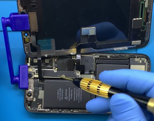 Замена аккумулятора iPhone X в сервисе
